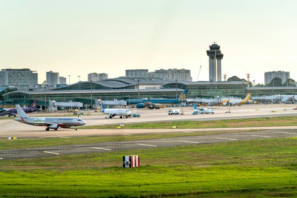 Quels sont les équipements nécessaires pour un camping en région de forêt humide?